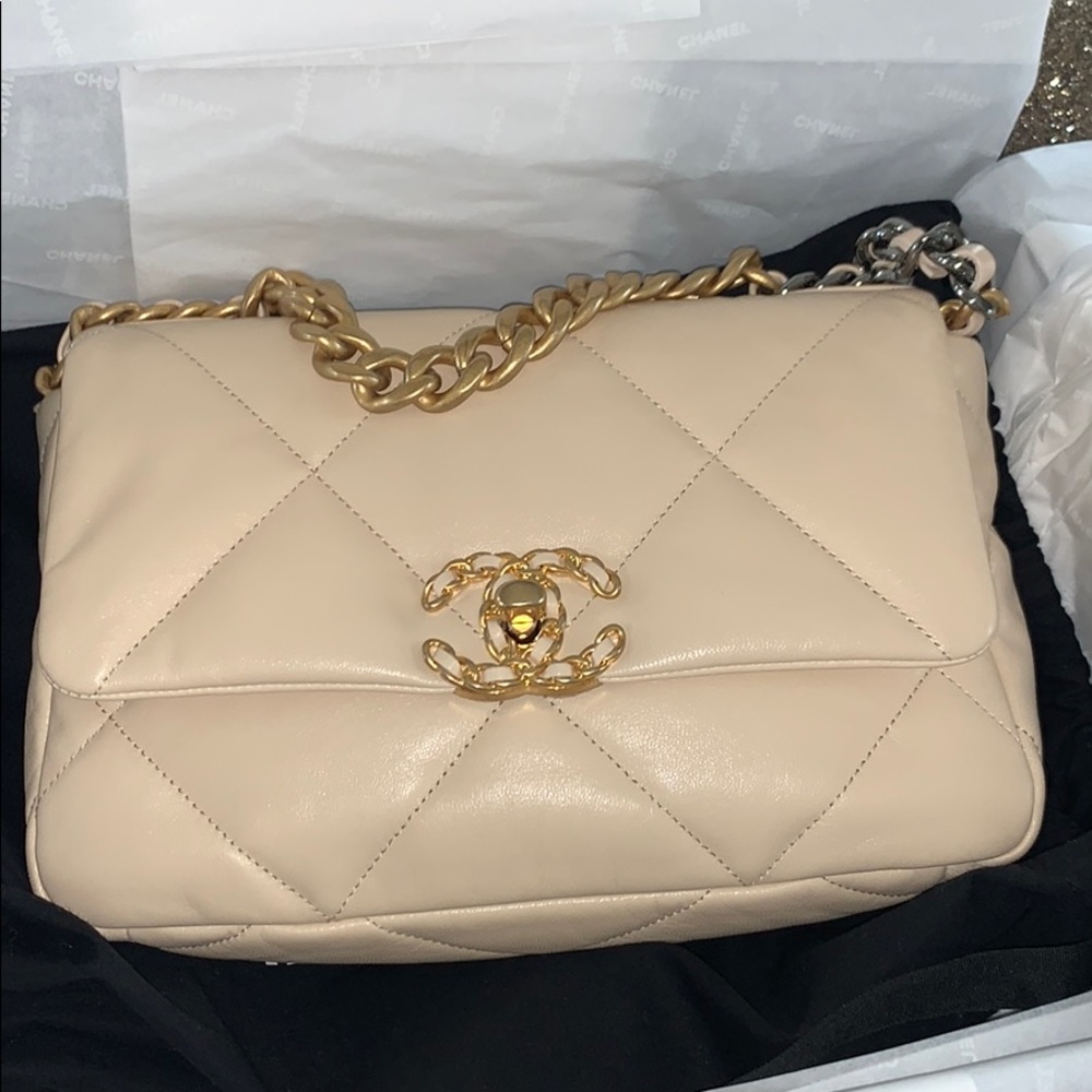 GONE ๐จ๐จGorgeous soft goatskin Chanel 19 bag ๐ฅ๐ - Picture 5 of 10